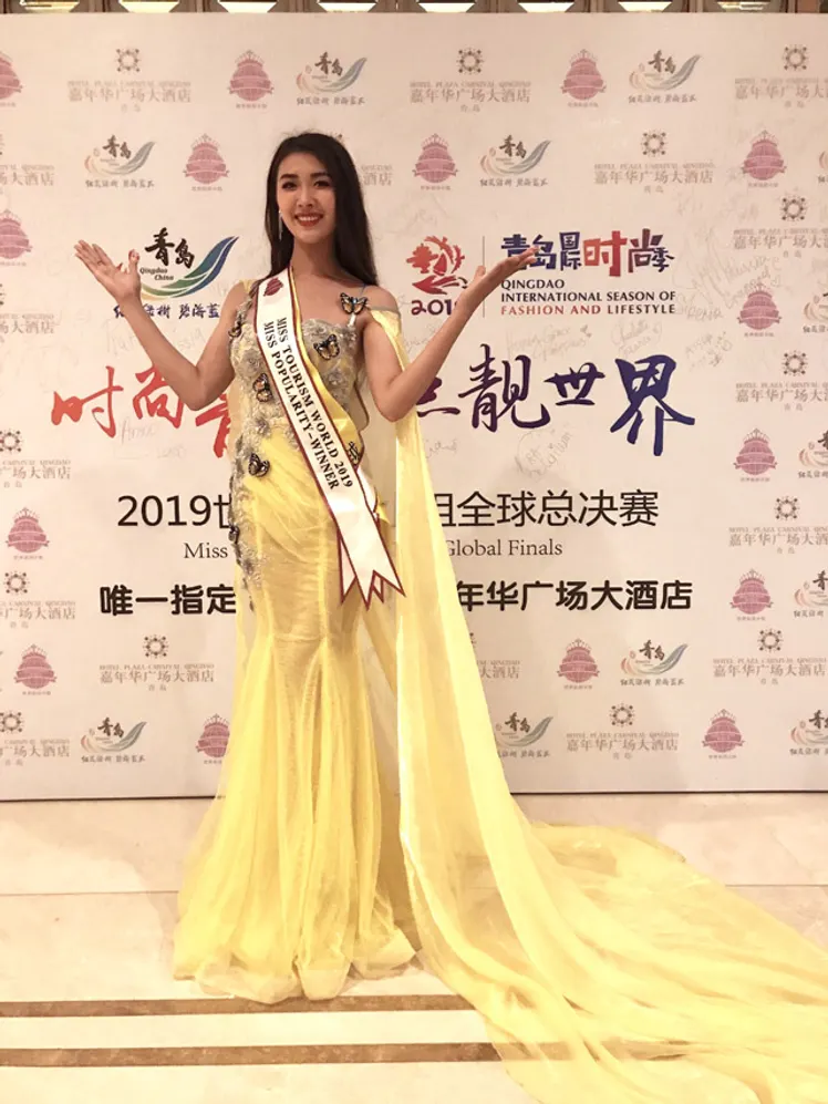 hoa-hau-Tuong-Vy-hoa-hau-du-lich-the-gioi-2019-duoc-yeu-thich-nhat-ghe-tham-nha-khoa-Viet-Han-Nha-Trang