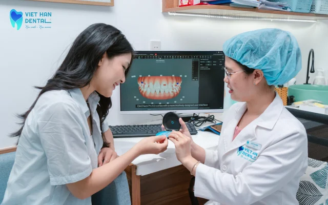 Bác sĩ tư vấn cho khách hàng của Bác sĩ Bùi Thị Giang