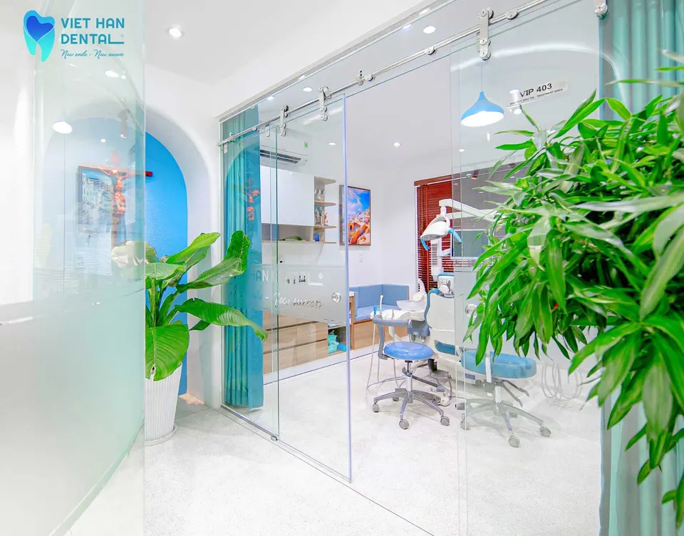 The blue treatment rooms at Viet Han Dental Clinic help every patient feel at ease