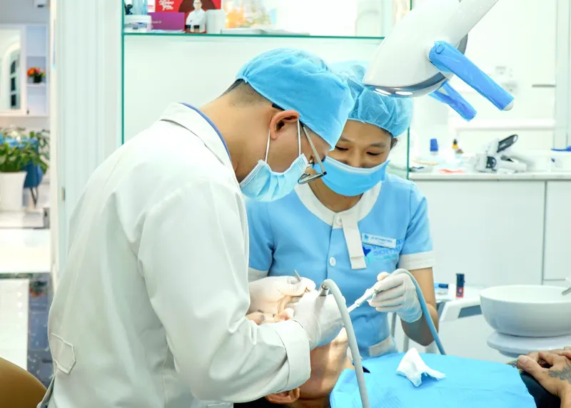 Bác sĩ tại Nha khoa Việt Hàn đang thực hiện nhổ răng khôn cho khách hàng