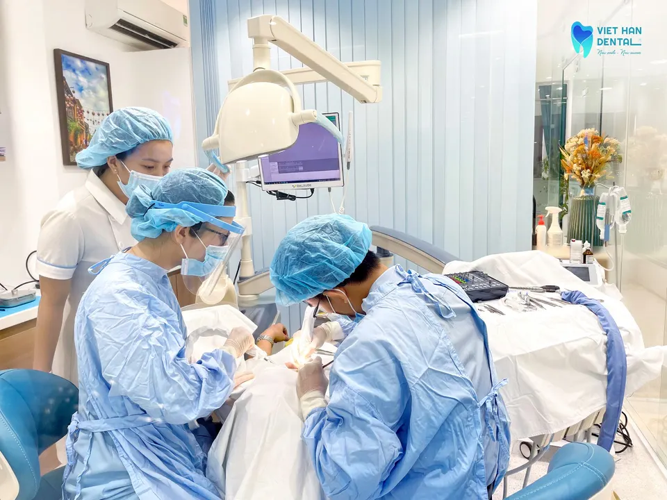 Viet Han's doctors are in dental implants surgery 
