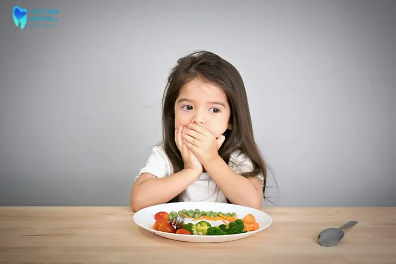 Thói quen ăn uống không khoa học dẫn đến sâu răng ở trẻ