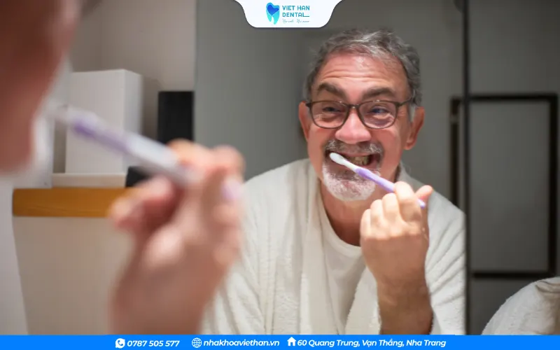 Đánh răng ít nhất 2 lần/ngày bằng bàn chải mềm và kem đánh răng chứa fluoride