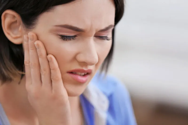 Nồng độ thuốc làm trắng răng là một trong những nguyên nhân chính khiến bạn cảm thấy ê buốt răng