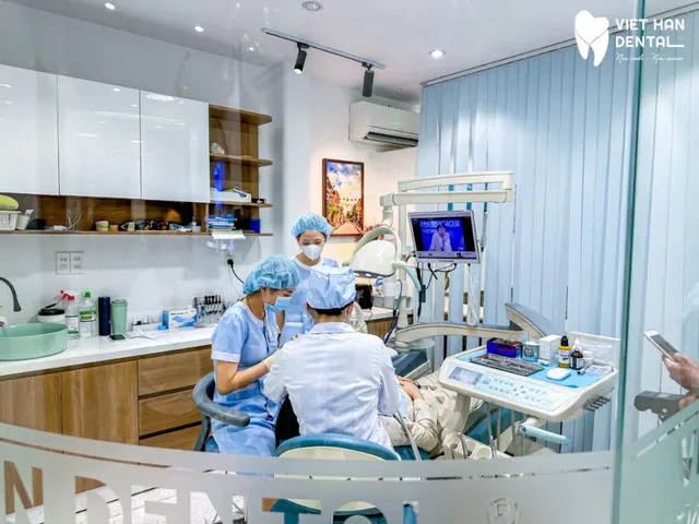 Bác sĩ tại Nha khoa Việt hàn đang thăm khám định kỳ cho khách hàng niềng răng