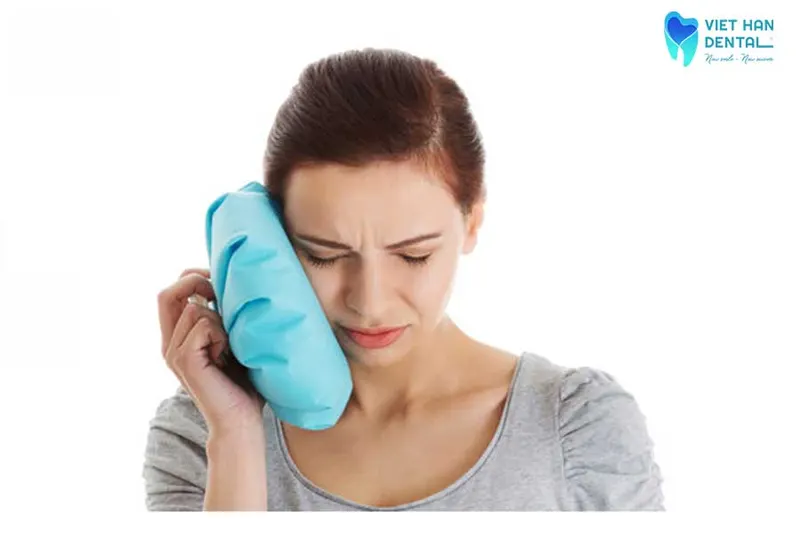 Chườm đá lạnh lên vùng bị sưng đau 