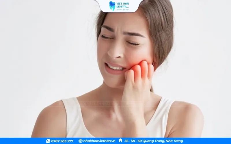 Răng sứ bị đau là dấu hiệu bất thường cần thăm khám sớm.