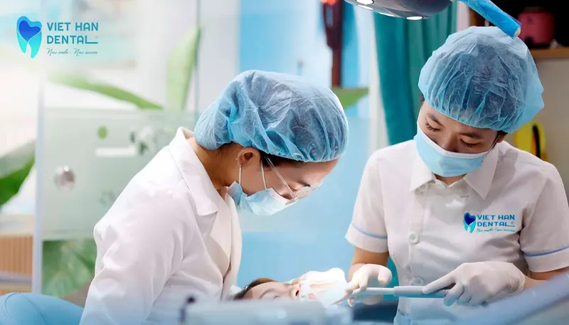 Bác sĩ đang thực một ca dán sứ Veneer cho khách hàng tại Nha khoa Việt Hàn 