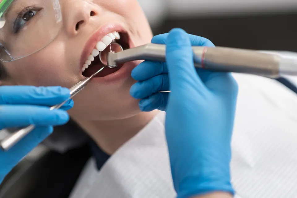 bác sĩ tiến hành gây tê cục bộ trước khi điều trị tủy