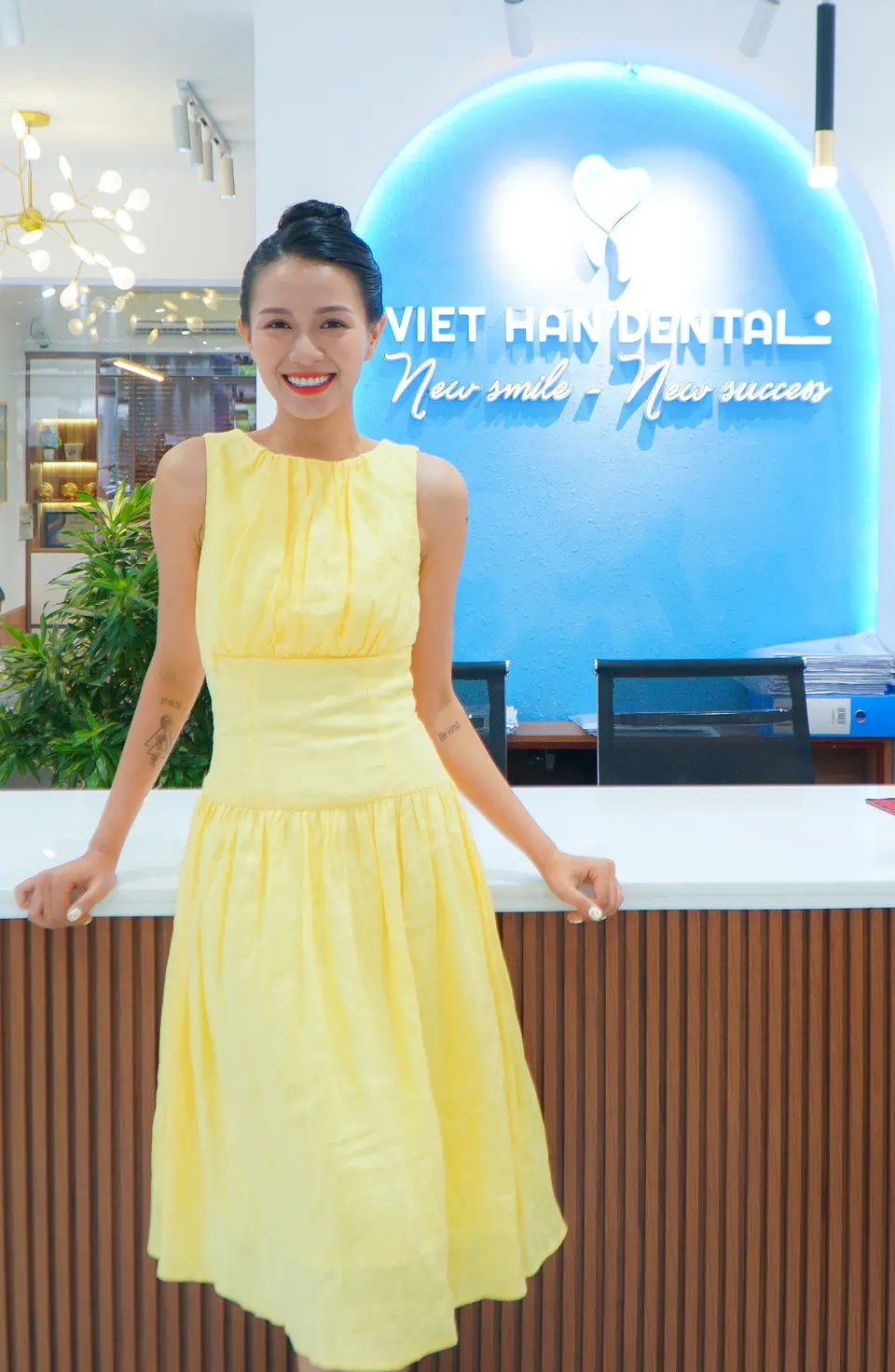 hoa-hau-Tuong-Vy-hoa-hau-du-lich-the-gioi-2019-duoc-yeu-thich-nhat-ghe-tham-nha-khoa-Viet-Han-Nha-Trang