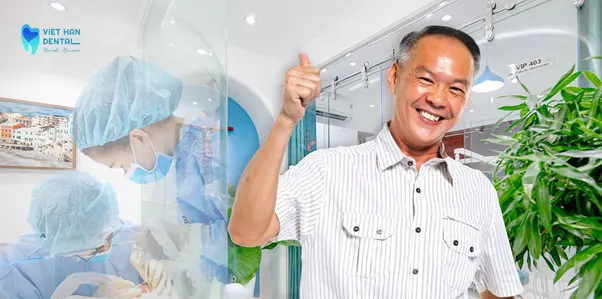Khách hàng cười rạng rỡ sau khi cấy ghép implant tại Việt Hàn