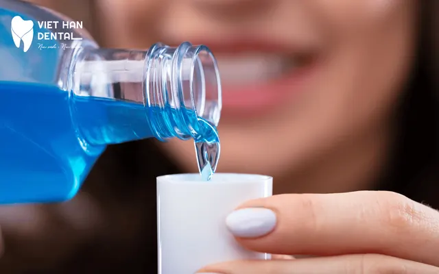 Sử dụng nước súc miệng