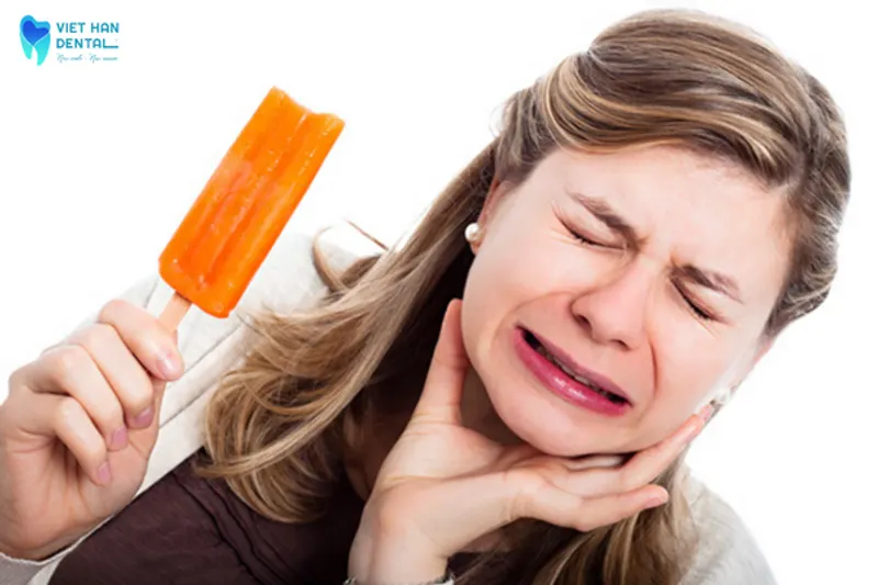 Răng bị ê buốt mỗi khi tiếp xúc với các thực phẩm quá nóng hoặc quá lạnh