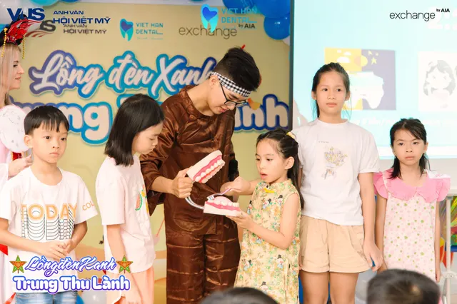 Các bạn học sinh được trải nghiệm đánh răng đúng cách với mô hình