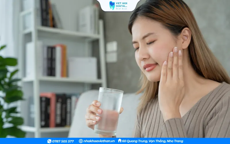 Nếu cảm giác đau không giảm sau vài ngày, có thể răng bị nhiễm trùng hoặc mão sứ chưa khít