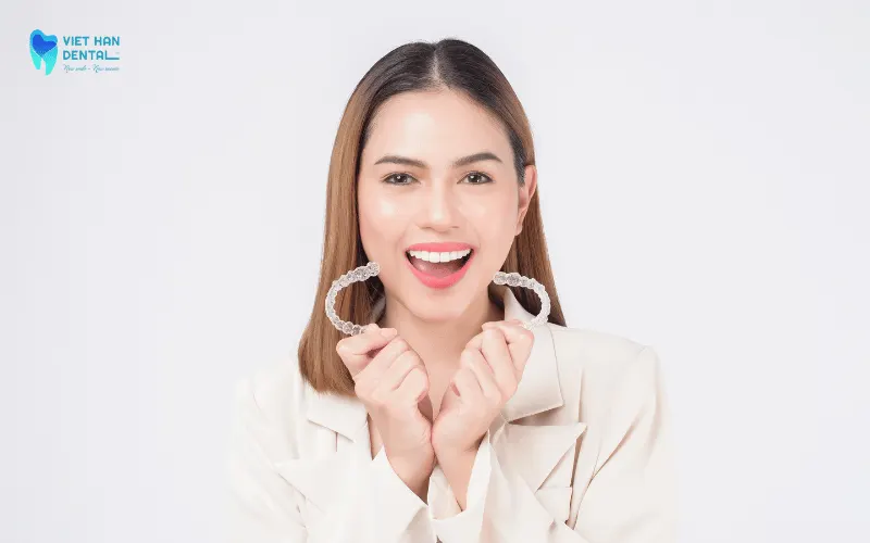 Invisalign sử dụng các khay trong suốt được thiết kế riêng