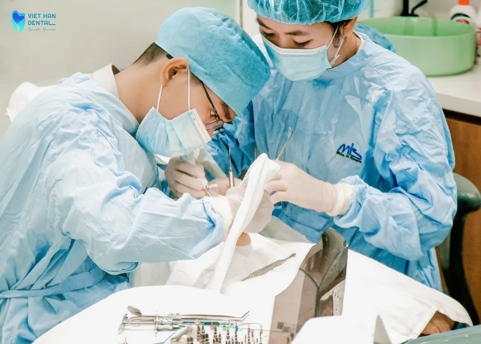 Bác sĩ đang tiến hành cấy ghép IImplant