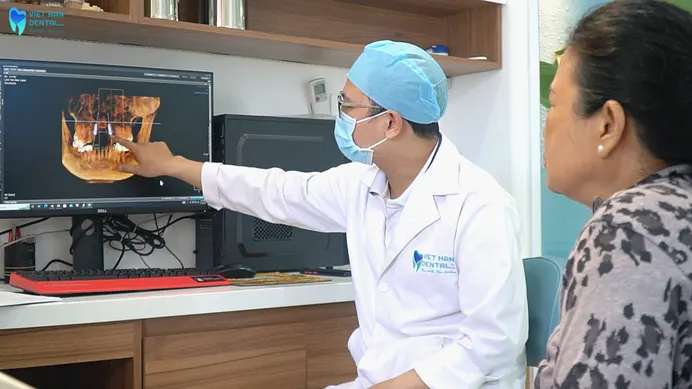 thăm khám trực tiếp với bác sĩ cùng với ưu đãi trồng răng implant nha trang tháng 3/2023