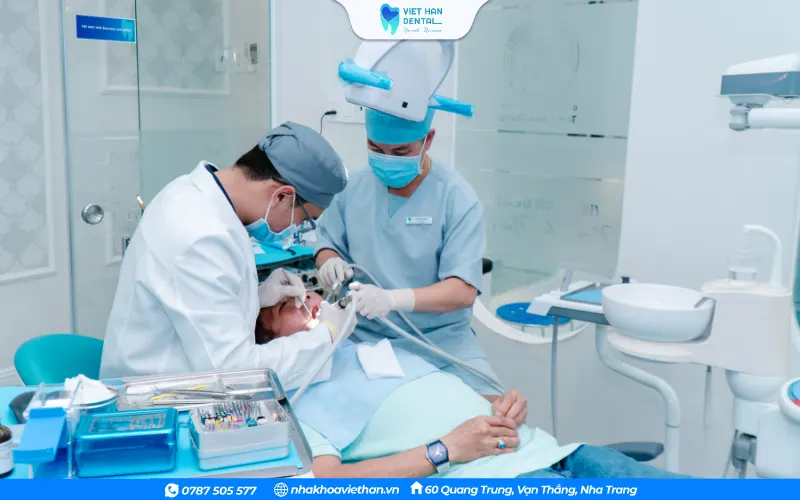 Bác sĩ tại Nha khoa Việt Hàn đang điều trị cho khách hàng