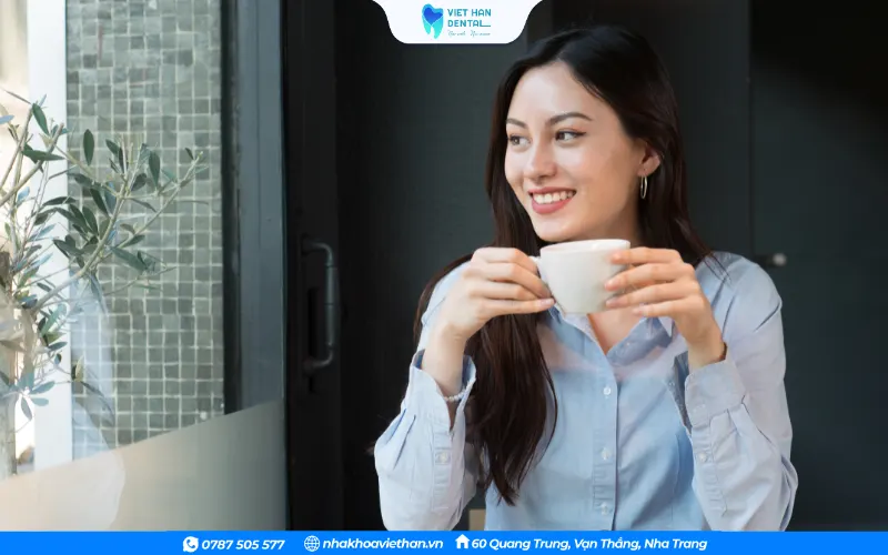 Cà phê chứa nhiều hợp chất như tannin, có thể gây bám màu trên bề mặt răng sứ
