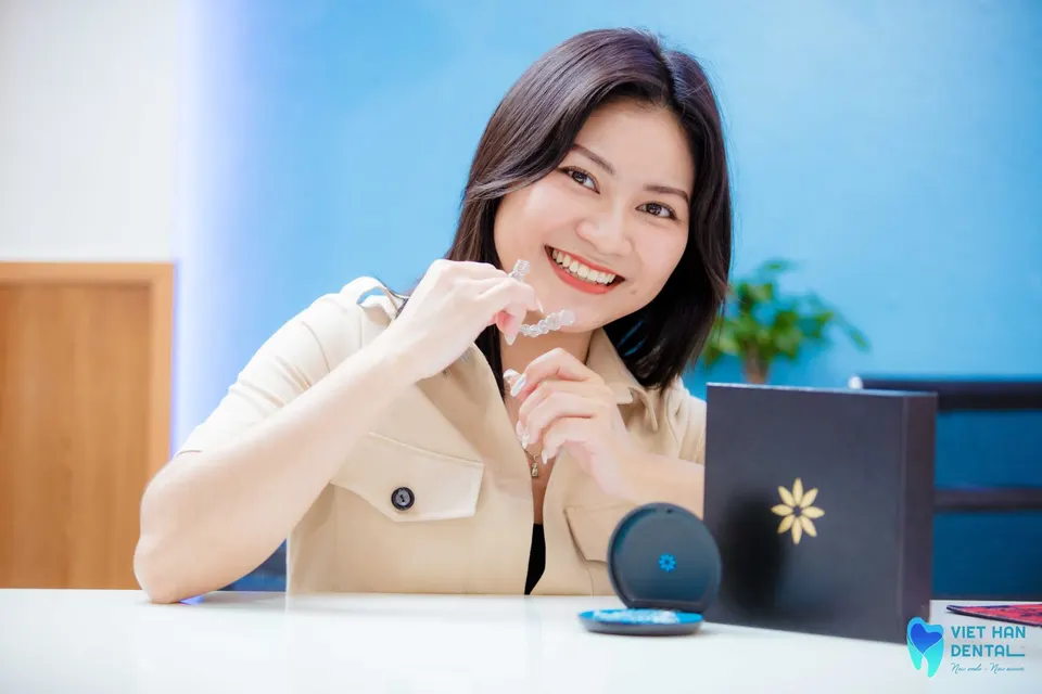 Khách hàng sử dụng niềng Invisalign tại Nha khoa Việt Hàn