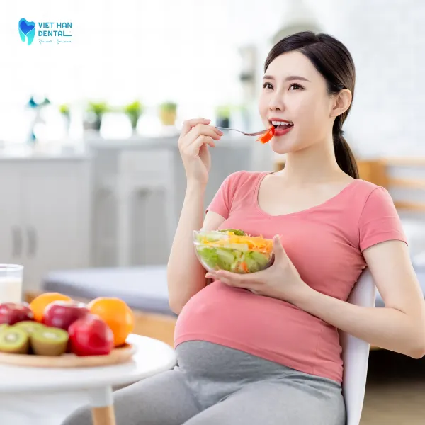 Mẹ bầu nên chọn các thức ăn mềm, lỏng, nấu chín kỹ để dễ dàng nhai nuốt.