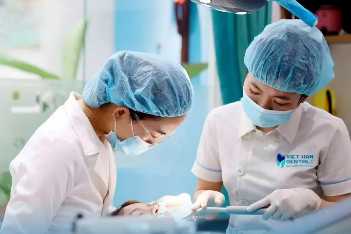 Báo chí viết về Nha Khoa “Răng sứ giá rẻ – Tiền mất tật mang”