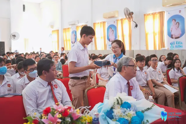 Các em học sinh hưởng ứng tích cực trong hội thảo Nha khoa học đường