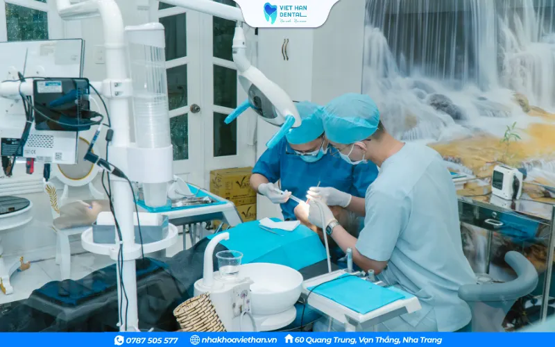 Bác sĩ tại Nha khoa Việt Hàn đang điều trị cho khách hàng