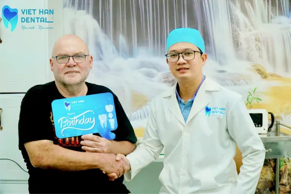 Bác sĩ Khổng Văn Quân và khách hàng