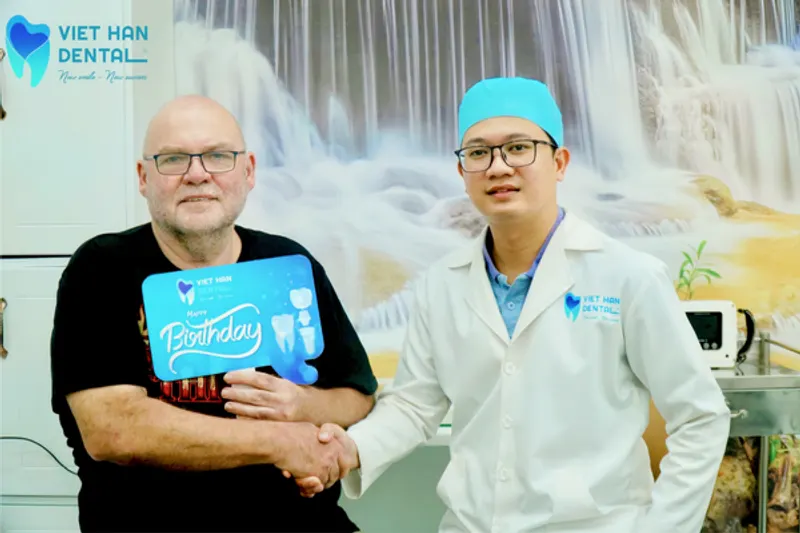 Bác sĩ Khổng Văn Quân và khách hàng