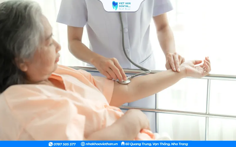 Người bệnh cần thăm khám kỹ lưỡng, xét nghiệm và trao đổi với bác sĩ về khả năng phục hình bằng Implant