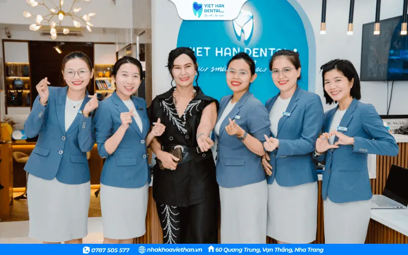 Customers take souvenir photos with the customer service team at Viet Han Dental Clinic.