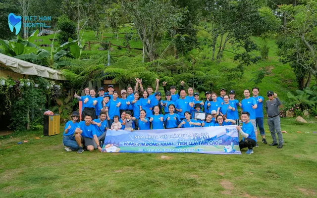 Khẩu hiệu Team Building Việt Hàn "Vững tin đồng hành - Tiến lên tầm cao"