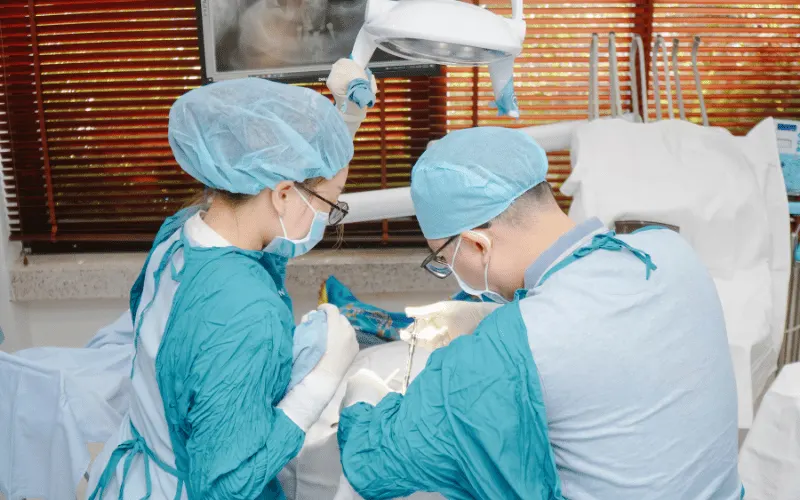 Bác sĩ tại Nha khoa Việt Hàn đang thực hiện trồng răng Implant cho bệnh nhân