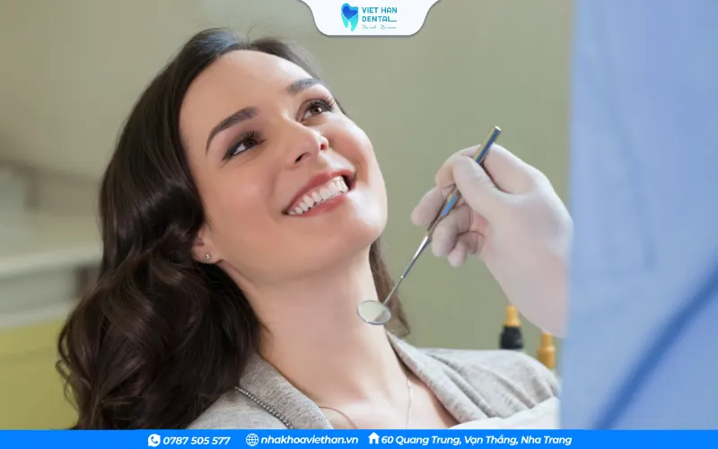 Đến nha khoa thăm khám kịp thời khi có các vấn đề với răng sứ