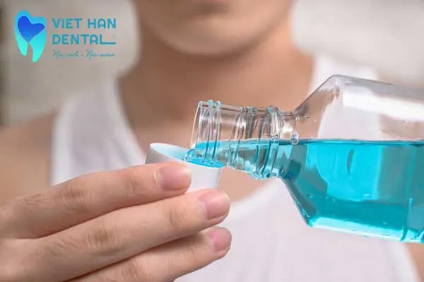 Người niềng răng nên thực hiện thêm bước súc miệng trong quá trình niềng răng 