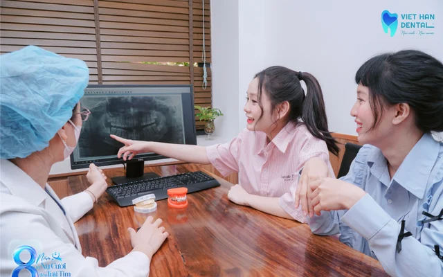 Bác sĩ tư vấn cho khách hàng của Bác sĩ Bùi Thị Giang