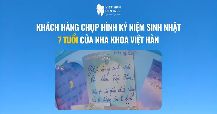 Khách hàng chụp hình kỷ niệm sinh nhật 7 tuổi của Nha khoa Việt Hàn