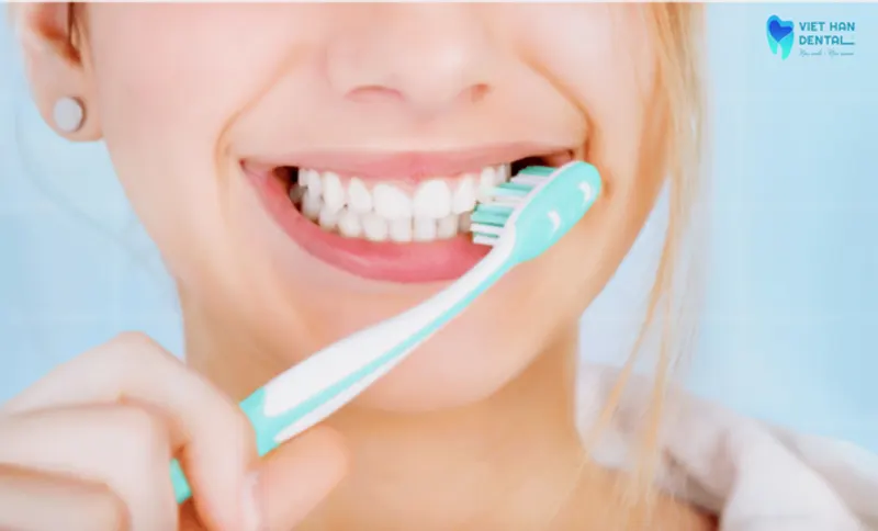 Cần vệ sinh răng miệng tốt bằng cách chải răng với kem đánh răng chứa fluor ít nhất 2 lần/ ngày