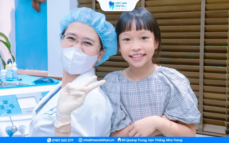 Bác sĩ và bệnh nhân nhí chụp hình lưu niệm