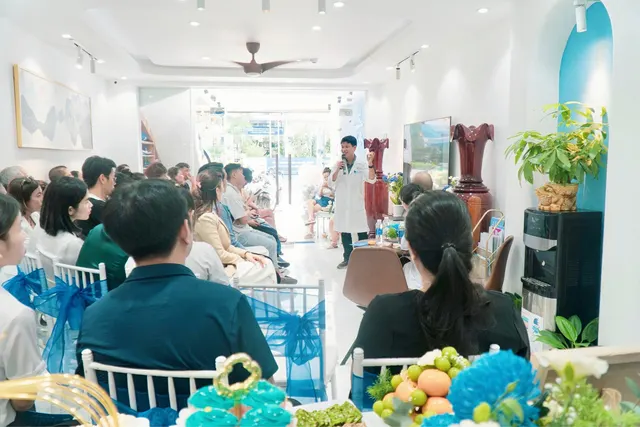 Bác sĩ chia sẻ kiến thức về răng sứ tại hội thảo răng sứ
