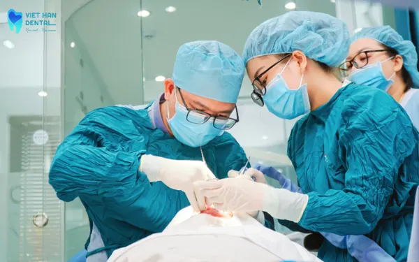 Bác sĩ đang thực hiện trồng trụ implant cho khách hàng tại Nha khoa Việt Hàn