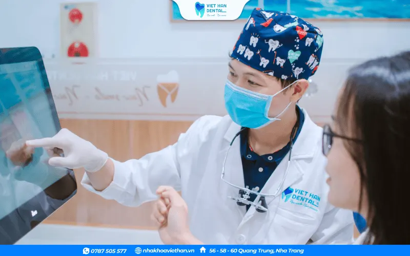 Bác sĩ trực tiếp thăm khám và điều trị