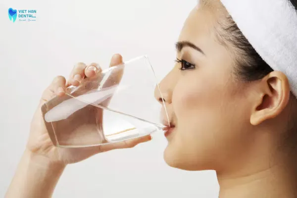 Súc miệng bằng nước muối để khử trùng