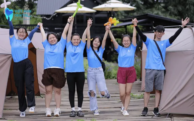 Thành viên Nha khoa Việt Hàn chụp hình cùng nhau