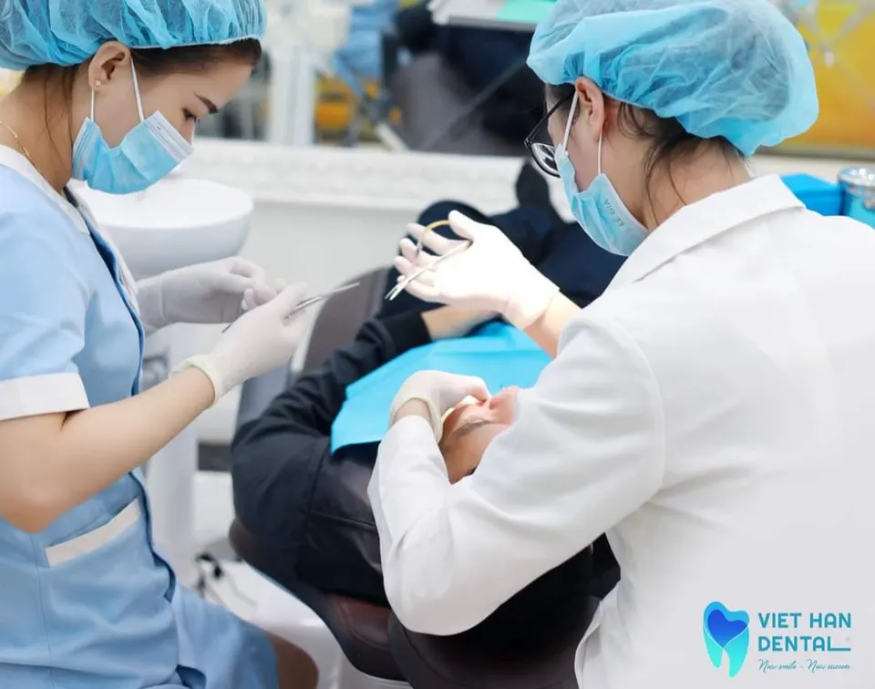 Khách hàng siết răng định kì
