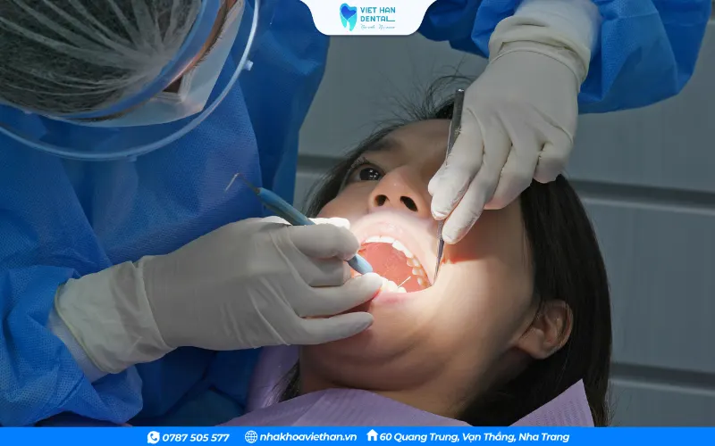 Bác sĩ tại Nha khoa Việt Hàn đang thăm khám cho bênh nhân