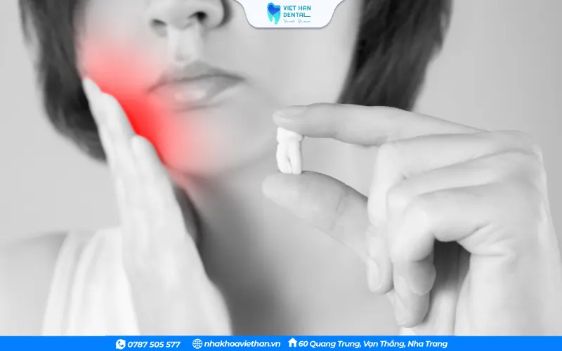 Răng số 8 mọc lệch hoặc mọc ngầm, gây đau nhức kéo dài hoặc ảnh hưởng đến răng kế cận