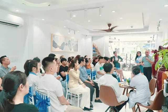 Chuyên gia chế tác răng sứ chia sẻ tại buổi hội thảo
